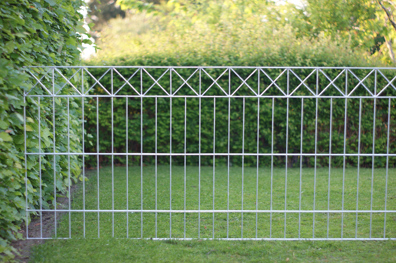 Panelhegn med deko "X", 780 x 2000 mm, galvaniseret